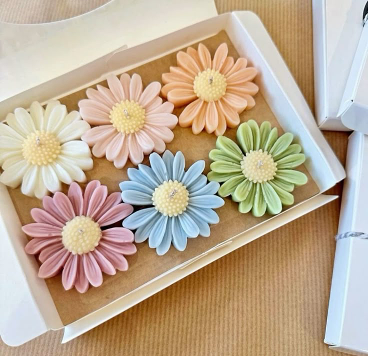 🌼 DeLish Aroma™ Daisy Sunflower Candle – Floral Scented Candle for Home Decor & Gift | Handmade Soy Wax Flower Candle (White with purple, Pack of 12)